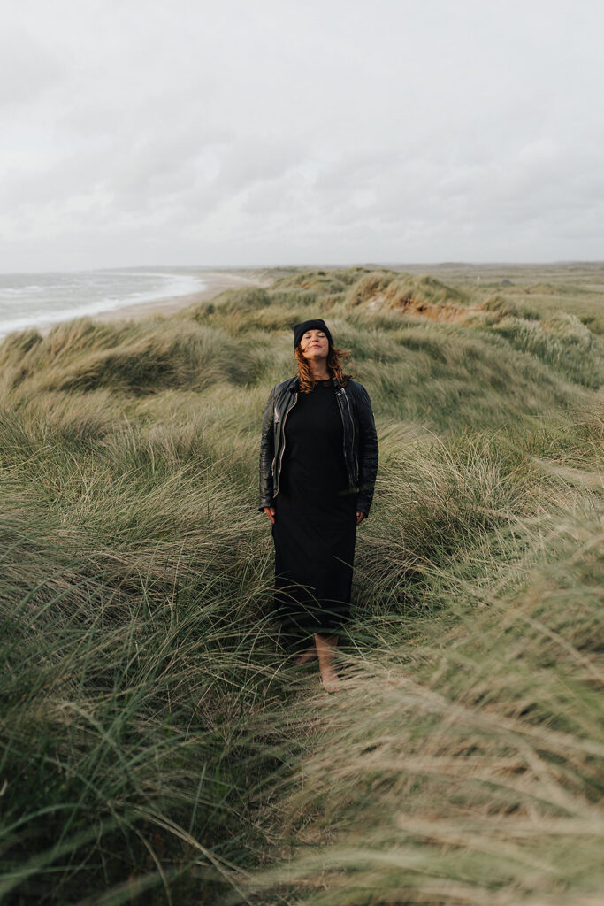 eure Hochzeit in Hamburg bietet euch Angie, die hier auf Sylt mit einer nordischen Wiese die Natur genießt
