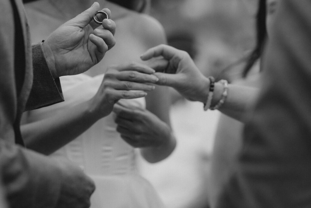 eure Hochzeit in Hamburg. Ringtausch Nahaufnahme.