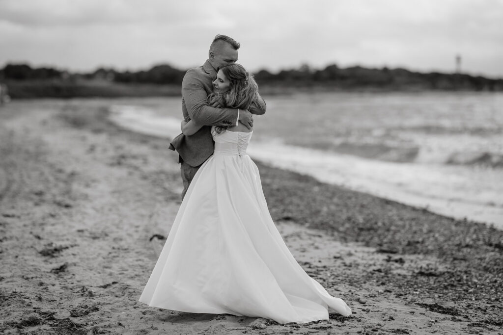 eure Hochzeit in Hamburg. Hier innig am Strand