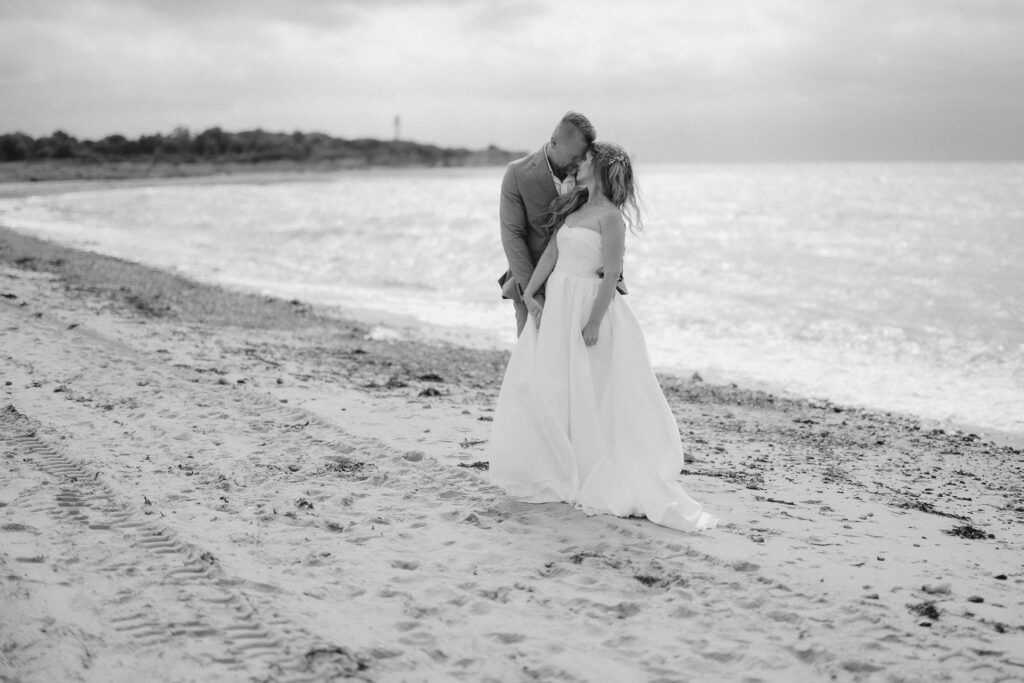 Ein Brautpaar innig am Strand von Hamburg. Von Angie Hochzeitsfotografin aus Hamburg.